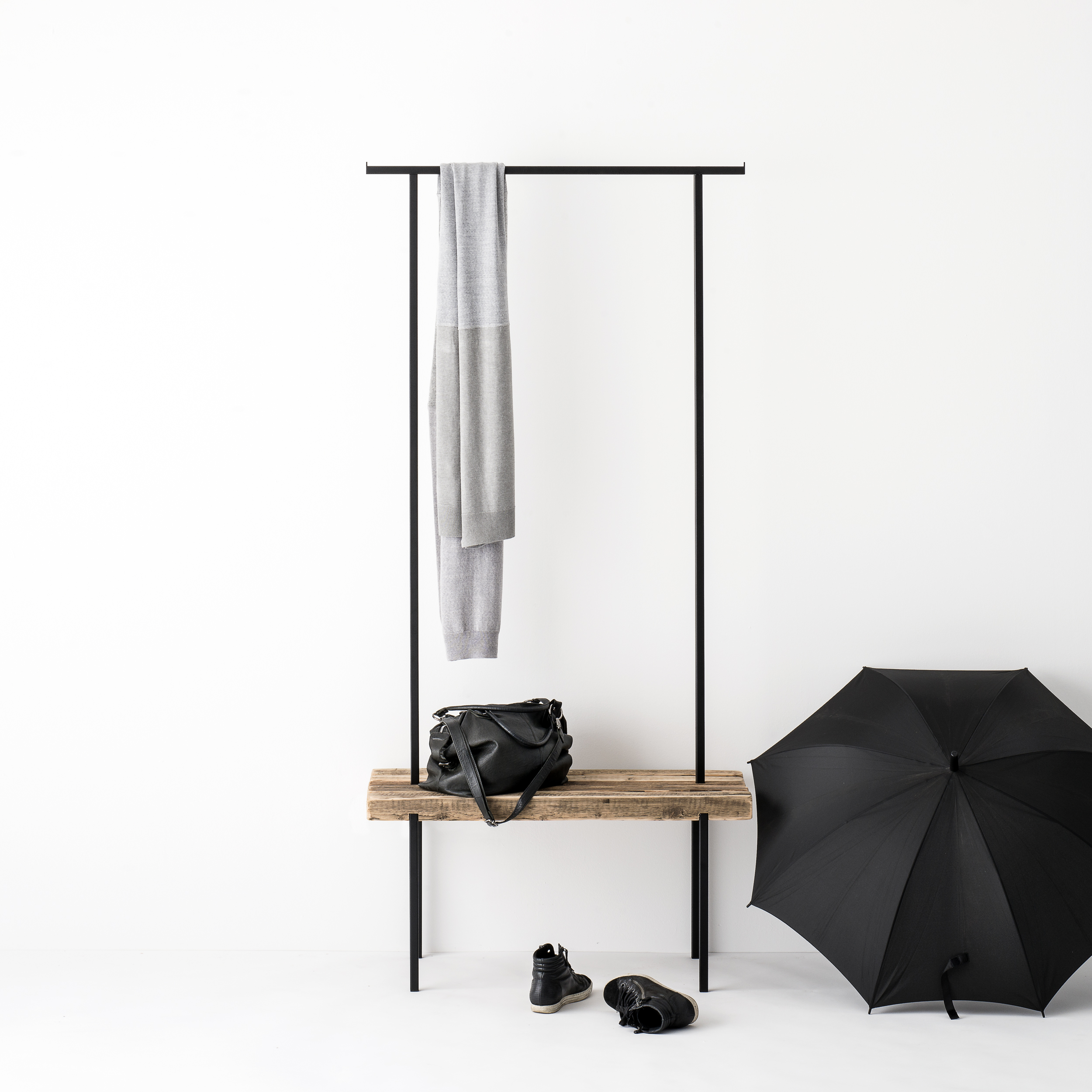 Garderobe Altholz 01 von weld & co in Größe S, inszeniert mit grauem Schal, schwarzer Handtasche, schwarzen Schuhen und schwarzem Regenschirm.
